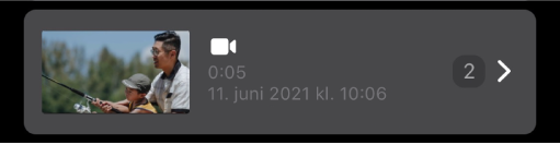 En gruppe med to klipp i et Magic Movie-prosjekt, med et to-tall til høyre for gruppen.