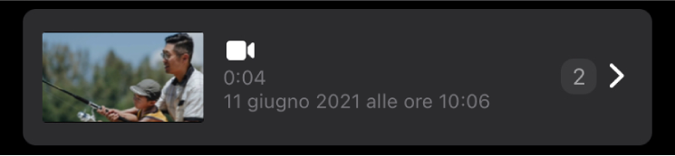 Un gruppo di clip di un progetto di un filmato magico, dove viene visualizzato il numero 2 a destra del gruppo.