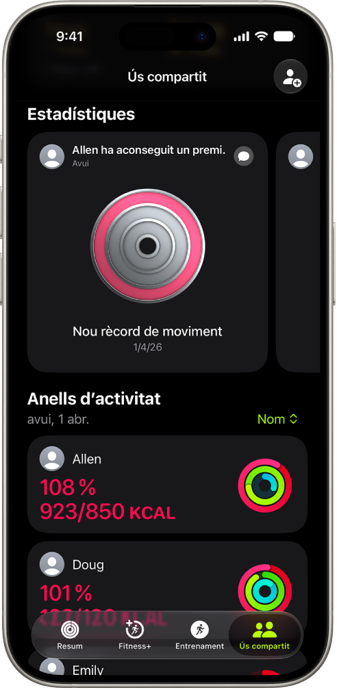 Pantalla d’un iPhone en què es mostren les dades d’activitat que es comparteixen amb dues persones.