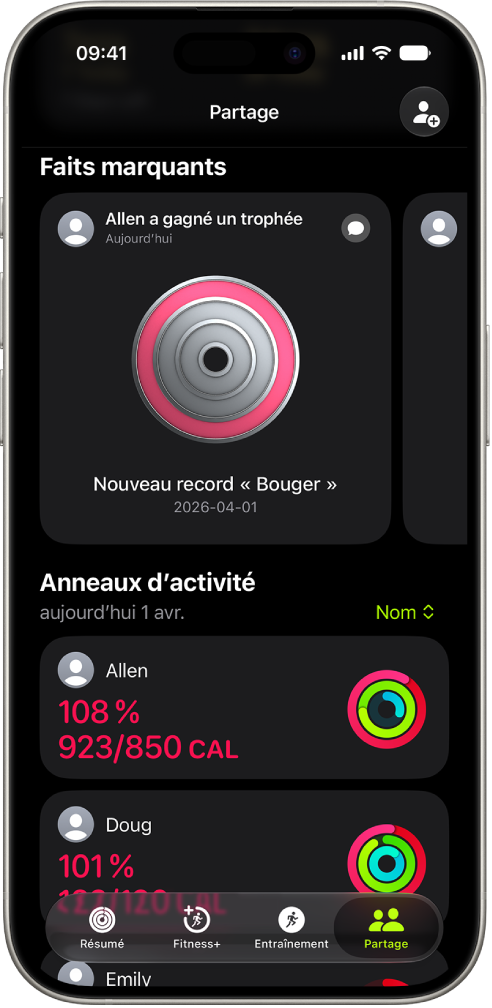 Un écran d’iPhone qui affiche des données d’activité partagées avec deux autres personnes.