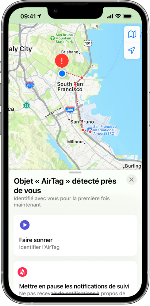 Un écran d’iPhone qui montre un AirTag détecté près de l’utilisateur dans l’app Plans.