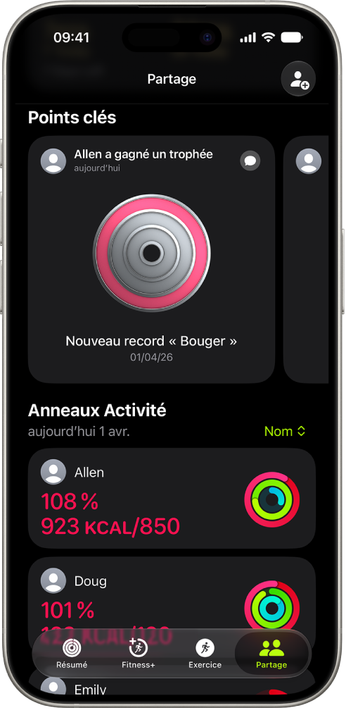 L’écran d’un iPhone affichant des données d’activité partagées avec deux personnes.