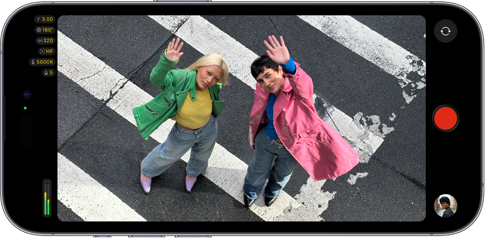 شاشة تطبيق Final Cut Camera، تظهر بها عناصر التحكم في الكاميرا والزر تسجيل.