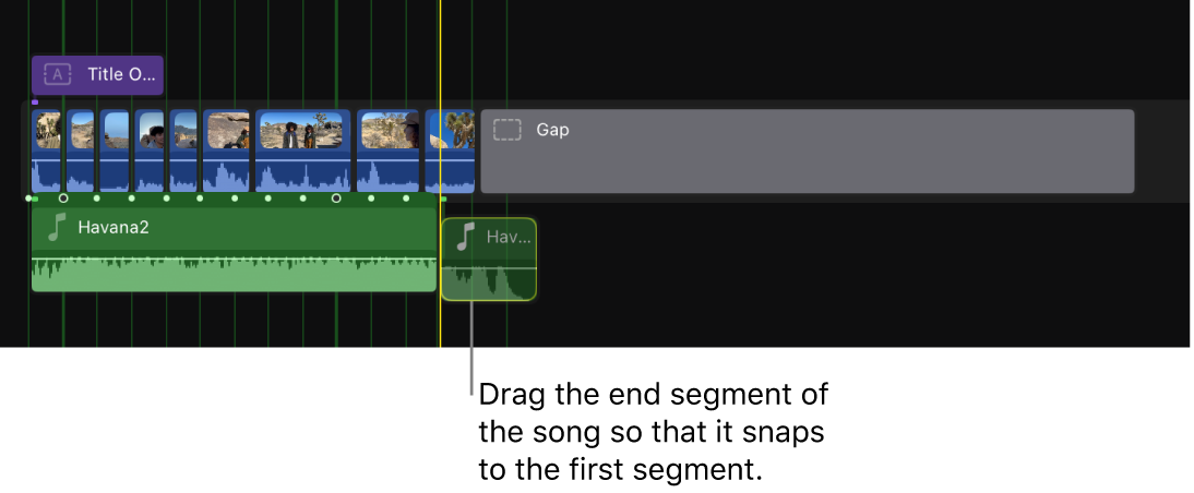 Línea de tiempo con el segmento final del clip de música que se está arrastrando al primer segmento para cerrar la separación.