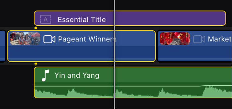 Três clipes selecionados empilhados na linha do tempo, com o cursor de reprodução sobre todos eles.