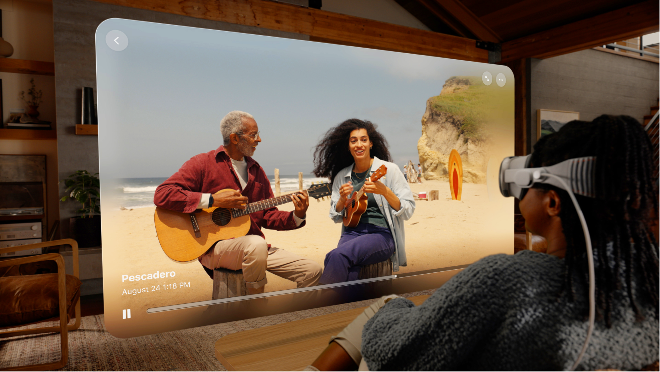 Apple Vision Pro를 착용한 사람이 공간 비디오를 감상하고 있음.