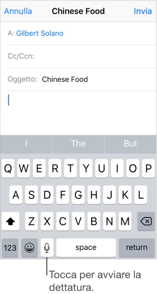 Composizione di un messaggio e-mail. Un cursore indica il punto verrà inserito il testo dettato. Il tasto dettatura appare sulla tastiera, a sinistra della barra spaziatrice.