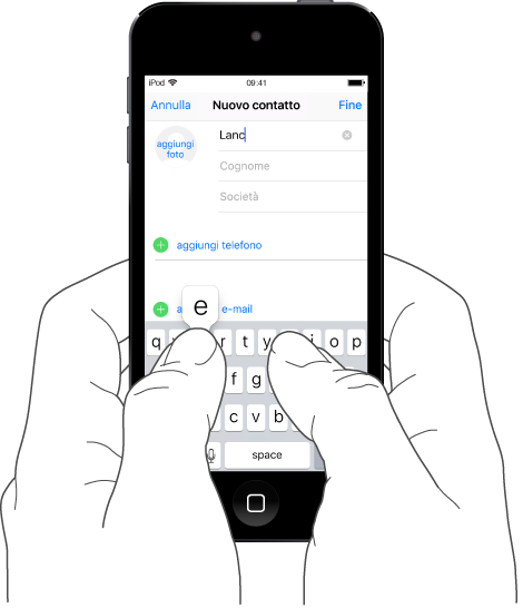 Digitazione di un testo. iPod touch è tenuto con due mani, con i pollici pronti sulla tastiera. La lettera che viene toccata appare sopra al pulsante.