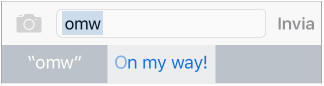 Messaggio con le lettere “OMW” e subito sotto il suggerimento con le parole “On my way!”