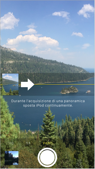 Fotocamera in modalità Panoramica. Una freccia, a sinistra rispetto al centro, indica verso destra per mostrare la direzione della panoramica.