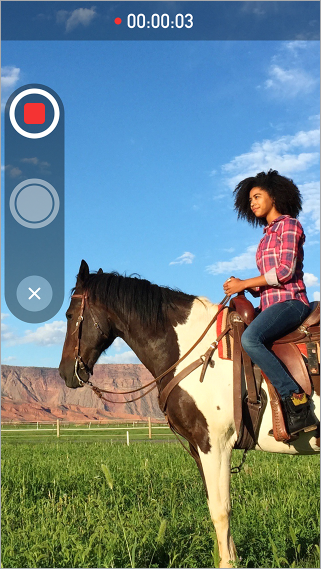 I pulsanti per scattare rapidamente una foto, registrare un video o annullare sul lato sinistro dello schermo. Nella parte superiore dello schermo è visualizzato un contatore temporale con un punto rosso, che indica che si sta effettuando una registrazione.