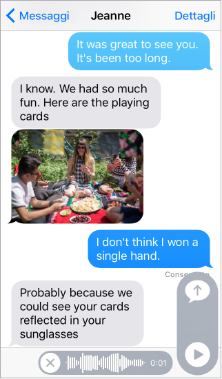 Controlli di registrazione vocale, con il pulsante di registrazione sul bordo destro dello schermo e il pulsante di invio al di sopra. Il modello del segnale vocale e la lunghezza della registrazione appaiono sulla sinistra.