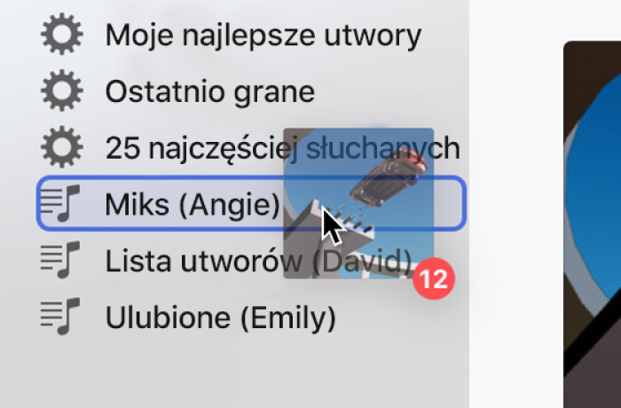 Album przeciągany do playlisty. Playlista jest wyróżniona niebieskim prostokątem.
