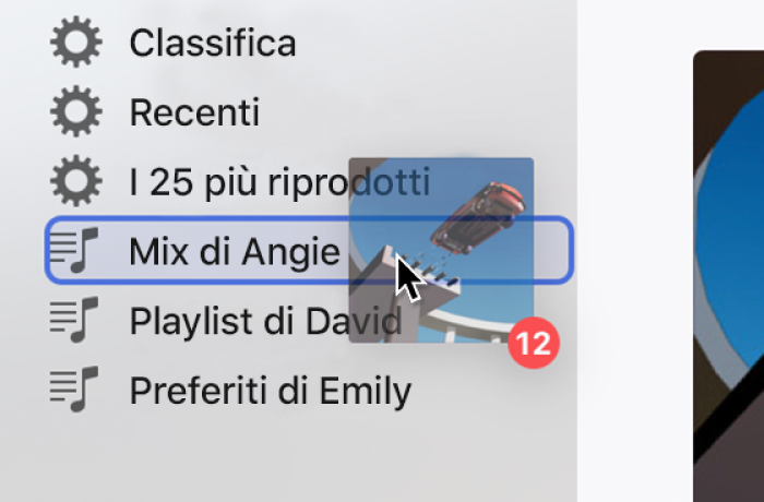 Un album che viene trascinato su una playlist. La playlist è evidenziata con un rettangolo blu.