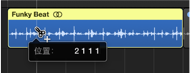 图。 按住 Option 键时位于片段上方的剪刀工具。